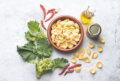 Apulien Spezialitäten – Traditionelle Delikatessen aus Apulien wie Olivenöl, Pasta und Sughi.